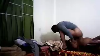 عاهرة لاتينية أكبر سنًا تأخذ حمولة سميكة في فمها ومهبلها