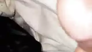 ينام على ظهر اخته