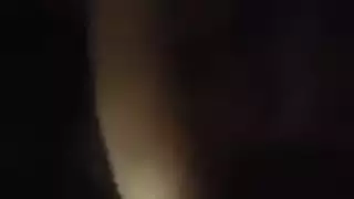 هزة جماع صامتة لكن قوية: ذروة الزوجة الساخنة التي لا يمكن السيطرة عليها