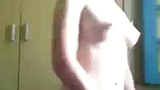 جلسة تدليك سحاقي شهواني تتطور إلى لعبة إدخال ثلاثي مبلل بالألعاب