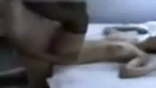 بنات عربيات يورن في صدورهن