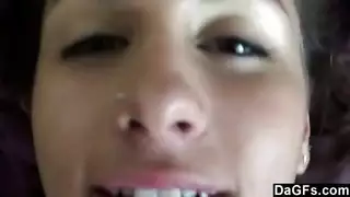 طفلة رقيقة تحب ابتلاع السائل المنوي الساخن