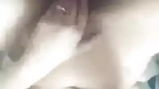 شرموطة مصرية تقلع وتلعب في كسها