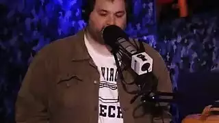 أختي وصاحبتها يريدون مني أن أحكم من لديها مؤخرة وبزاز أكبر