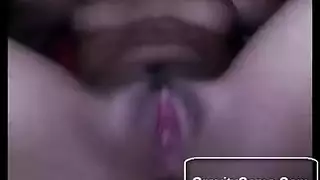 تنتاك زوجته وهو يشاهد