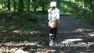 زنجي في الغابة نيك واقف