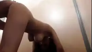 يلعب في كسها بمحن سخن