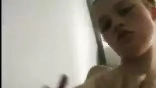 رجل يقدم شرجًا قاسيًا لفتاة صغيرة جامحة