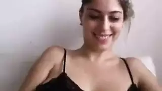وإخماد ديك في فمها الحلو ثم يلعب مع الأرداف الكبيرة