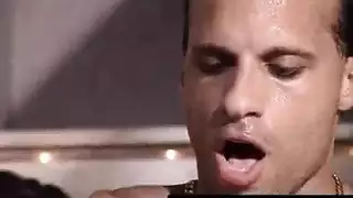 قبلة عميقة تؤدي إلى جنس شرجي صريح بقضيب سميك