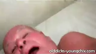 عجوز يلعق