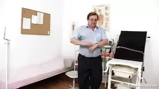 مص قضيب في الصالة من لوسيانا ألكسندر بأحذية حمراء
