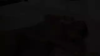 وسيم مشرد ينزل إلى أسفل في غرفة مريبة