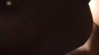 جميلات سود يأخذن الأدوار على قضيب كبير في الحمام