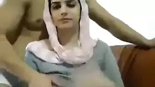 فتاة تعري جسمها قدام الكاميرا