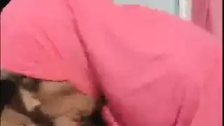 قضيب فرنسي يمدد جزائرية محجبة مثارة في جنس عنيف