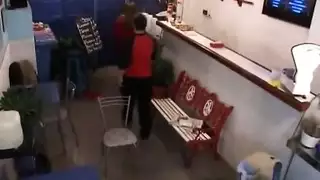 عامل محل ينيك عشيقته و تمص زبره مص روعة و الكاميرا تفضحه و تصوره