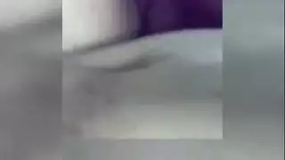 قحبة عراقية محجبة كبيرة تقلع لعشيقها وينيكها في كسها على السرير