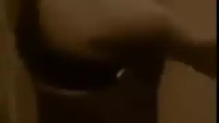 عرض خاص إكس إكس إكس: حبيبة مثيرة في لينجري أحمر تمارس الجنس في الغرفة