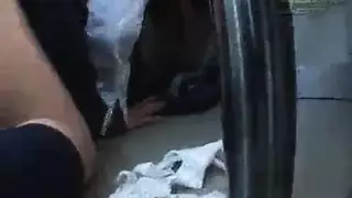 طالبة مدرسة ساخنة راكب ينيكها في حمام القطار و يغتصبها رغما عنها