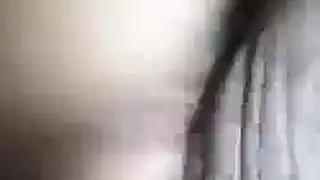 الزوجة الآسيوية تتبادل الدسار مع زوجها لممارسة جنسية صارخة