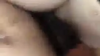 مراهق ساخن يحصل على خدمة قضيب مزدوج في ثنائي جامح