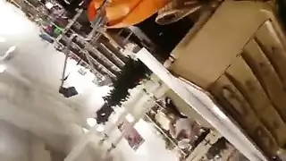 فيد يو نيك شابة بصدر هاءل