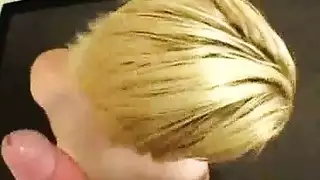شقراء تمص قضيب أسود بعمق في فيلم إباحي صريح