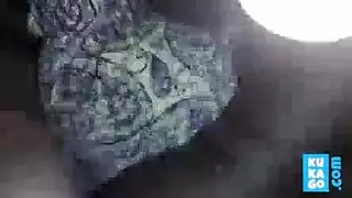 الفتاة السمراء تتذوق قضيب الرجل الأسود الكبير