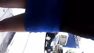 حوريتان تتقاسمان قضيبًا في أفواههما قبل تدليل مثلية مبلل