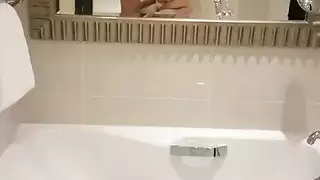 شؤون عائلية: ابن الأخ يضرب فرج عمته المبلول بعمق