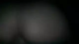 فتاة تتلقى قذفًا شرجيًا أثناء قضاء حاجتها