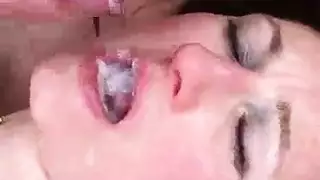 عاهرات مصغرات يتم تدميرهن بزب أسود كبير