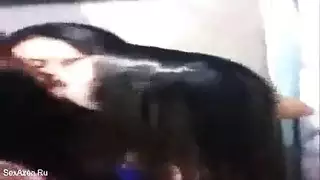 لقطات مقربة لقضيب غير مختون في فيلم إباحي