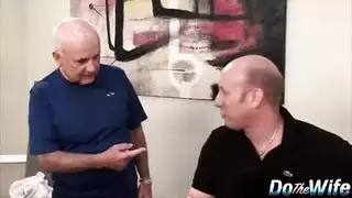 الممرضه الانيقه مع المريض