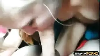 مشهد إباحي مكثف لمهبل حليبي يدفق السوائل