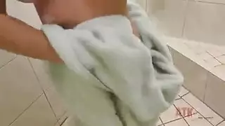 بنت تلعب بكسه وتخرج شهوت منه
