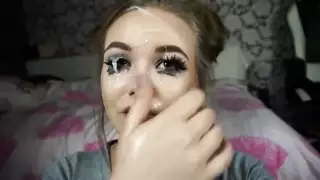 العاهرة الصغيرة مدمنة على مص الأزبار النابضة الضخمة