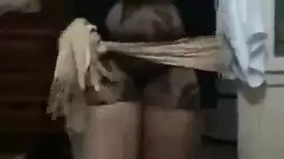 سكس هواة مع شاب يتحرش بطيز وكس صاحبته بقميص النوم في شقته ويصورها فيديو إباحي مجاني