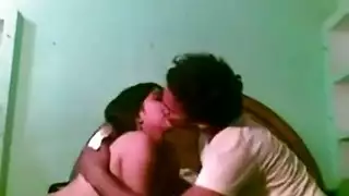 زوجة عارية تحصل على مؤخرتها محشوة بعد مص عميق