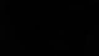 خرطوم أسود حلو يضخ أمام الكاميرا