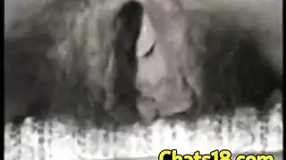 سيدة ناضجة أنيقة ترتدي الأزرق تحصل على غسلة مبللة من امرأة سمراء جريئة