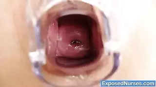شقراء مثيرة تمص باحتراف وتتلقى عقدًا من اللؤلؤ