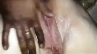 امرأة ممتلئة الجسم تناك رئيسها بقوة حتى يقذف في سروالها الداخلي