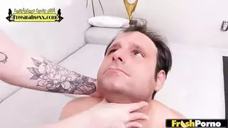 ديوث يساعد زوجته تتنك اثنين في نفس