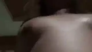 الثنائي الشهوي يدعو صديقاً لمشهد تشارك سرير إباحي