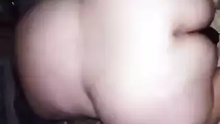 فتاة فاتنة تمارس اللعب الشرجي مع قابس