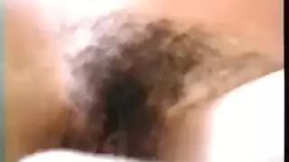 يلبس الجنس مجعد مشعر وجه