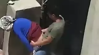 نيكها بقوة عند مدخل العمارة