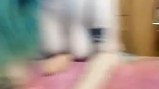 فتاة جامحة تفعل ما تريده بشفتيها ولسانها